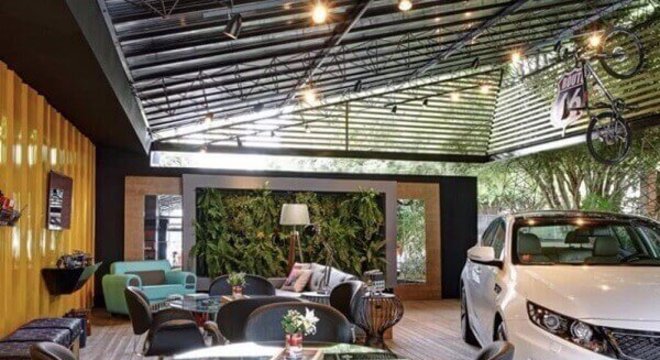 Deck de madeira utilizado como piso para garagem