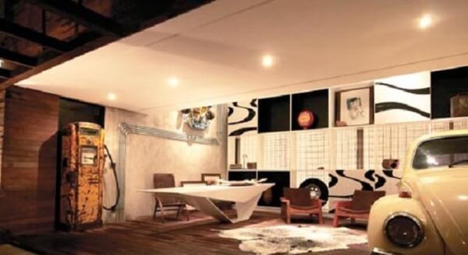 Deck de madeira utilizado como piso para garagem