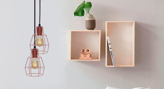 Decoração branca, rosa com pendente aramado cobre