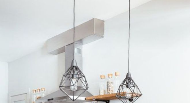 Decoração colorida com pendentes aramados 