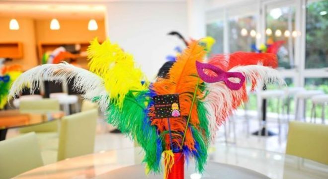 Decoração colorida inspirada em baile de máscaras