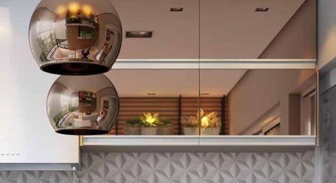 Decoração com armário de cozinha de madeira e pendente