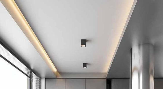 Decoração com armário de cozinha e bancada em cores neutras