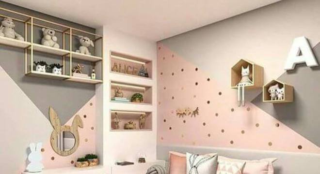 Decoração com estante para brinquedos e nichos de casinha 