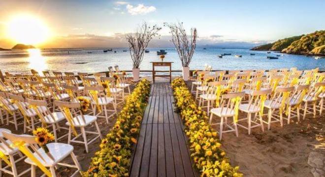 Decoração com flores para casamento girassol decorando a nave 