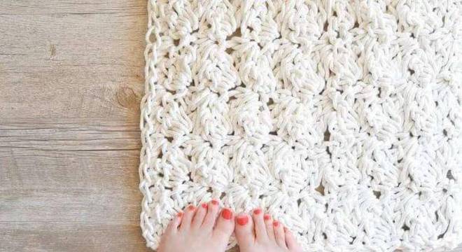 Decoração com tapete de crochê quadrado