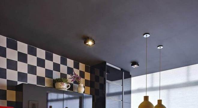 Decoração cozinha americana com azulejo xadrez