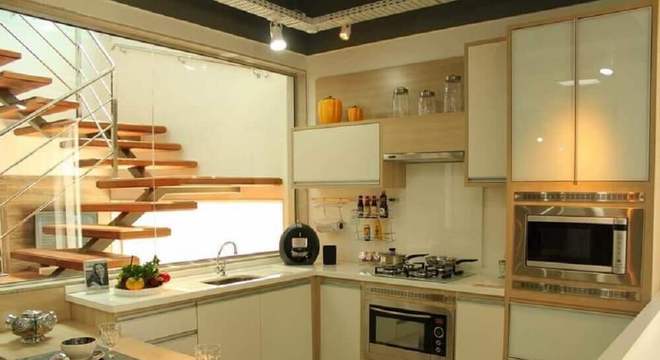 decoração cozinha planejada com cores neutras