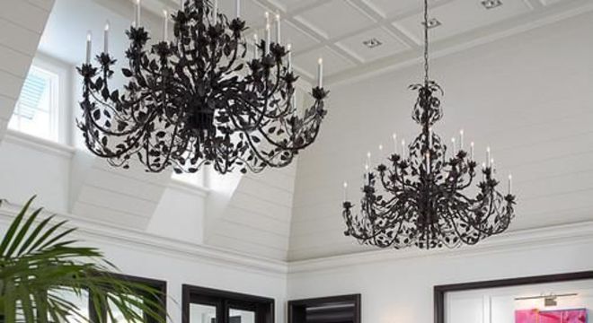 decoração da sala colorida com sofá fúcsia