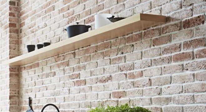 Decoração de armário com parede de tijolinho