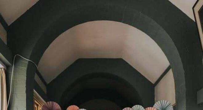 Decoração de casa com cortina de papel crepom