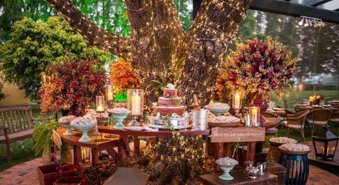 Decoração de casamento mesa do bolo com luzes e elementos vintage 