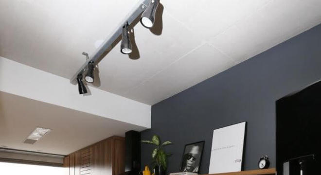 Decoração de cozinha de madeira gourmet com parede cinza