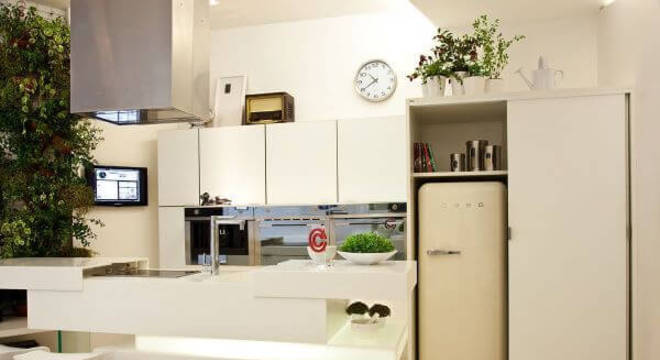 Decoração de cozinha gourmet com geladeira retrô branca