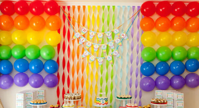 Decoração de festa com cortina de papel crepom colorida