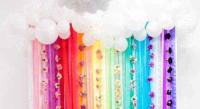 Decoração de festa com cortina de papel crepom colorido com flores lindas