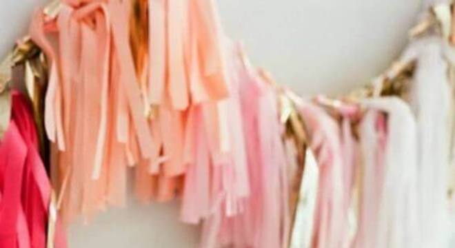 Decoração de festa com cortina de papel crepom moderna