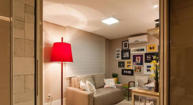 Decoração de home office com abajur na cor vermelha em destaque