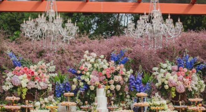 Decoração de mesa de bolo de casamento