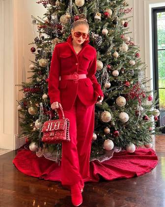 No clima do Natal, Jennifer Lopez posou com um look vermelho para exibir a decoração natalina