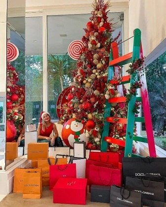 A árvore de Natal de Maíra Cardi chamou a atenção pelo tamanho e pelos enfeites luxuosos. As sacolas de presentes de marcas de grife também gerou comentários entre os internautas