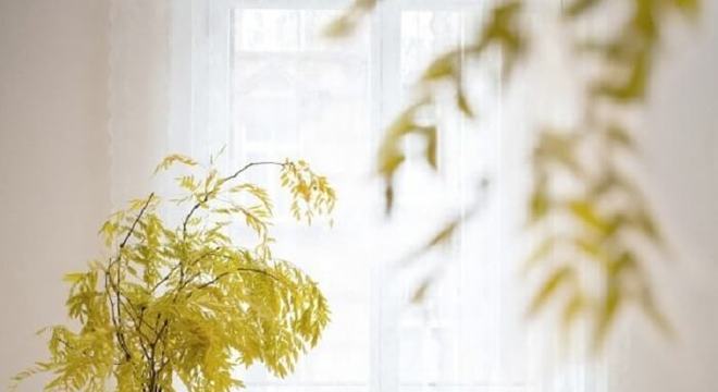 Decoração de quarto de bebê com berço de vime branco