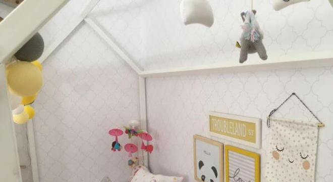 Decoração de quarto de bebê com cama de casinha