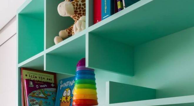 Decoração de quarto de bebê com estante para brinquedos colorida