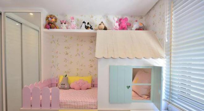 Decoração de quarto de menina com cama de casinha