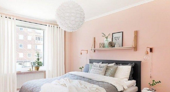 decoração de quarto de moça com parede rosa e lustre pendente redondo Foto Archtecture Art &amp; Design