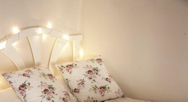 decoração de quarto de moça com tapete de crochê redondo Foto Susimiu