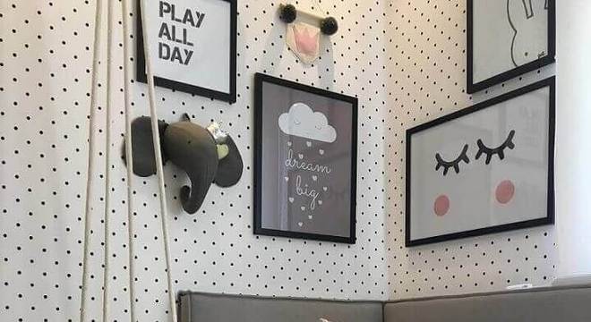 decoração de quarto de moça jovem com papel de parede de bolinhas e vários quadros Foto Pinterest