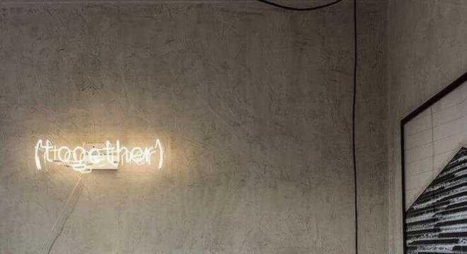 decoração de quarto de moça moderno com parede de cimento queimado e cabeceira de ferro Foto Apartamento 33