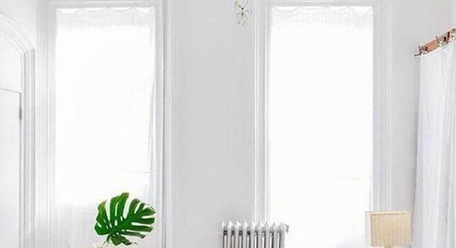 decoração de quarto de moça todo branco com criado mudo de madeira antigo Foto Armazém de Ideias