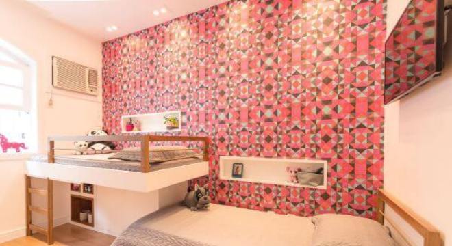 Decoração de quarto feminino com estante para brinquedos no formato nicho