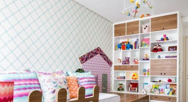 Decoração de quarto infantil com estante para brinquedos