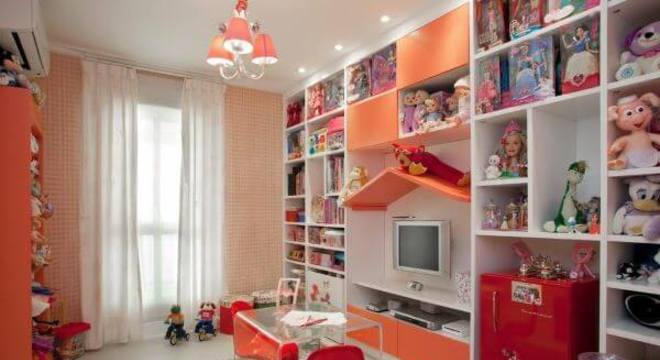 Decoração de quarto infantil com estante para brinquedos 