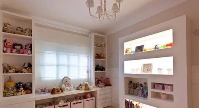 Decoração de quarto infantil com estante para brinquedos de pelúcia e caixas organizadoras