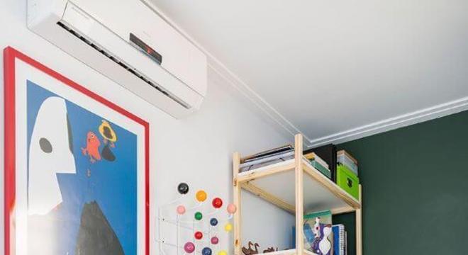 Decoração de quarto infantil com mesinha e estante para brinquedos 