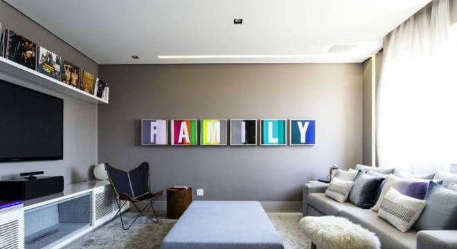 Decoração de sala de estar cinza com cores neutras para parede