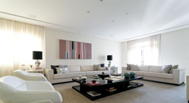 Decoração de sala de estar clara com cores neutras