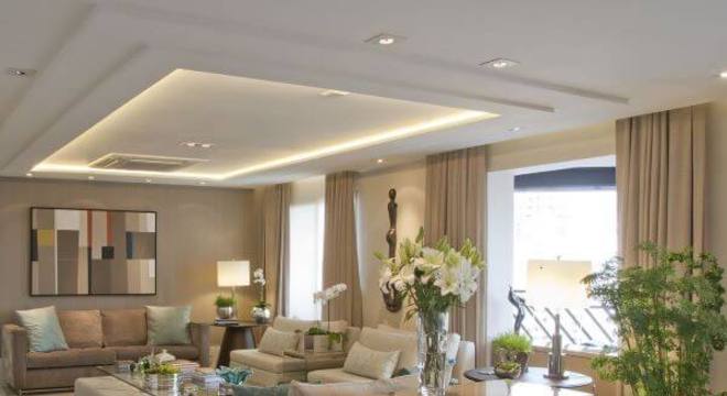 Decoração de sala de estar com cores neutras 