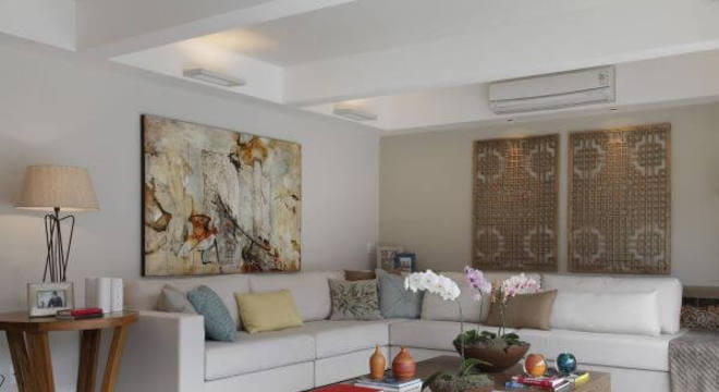 Decoração de sala de estar com cores neutras