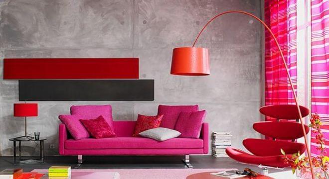 Decoração de sala de estar com decoração vermelha e rosa 