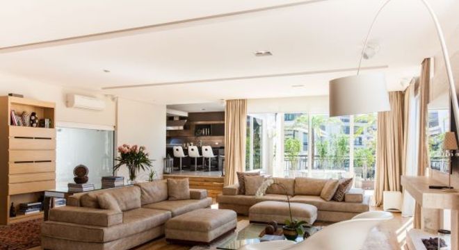 Decoração de sala de estar com lareira e cores neutras