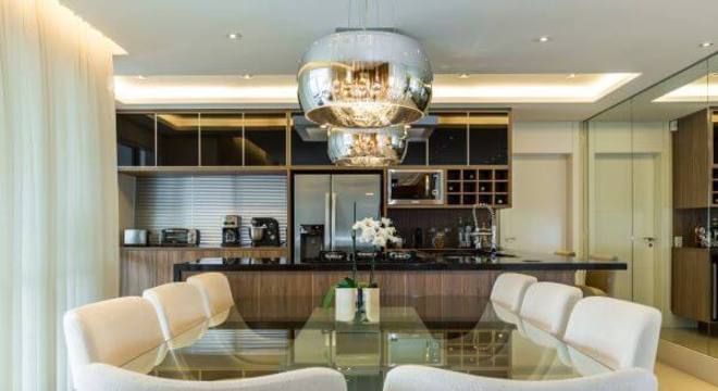 Decoração de sala de estar com lustre moderno