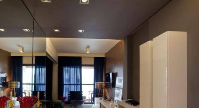 Decoração de sala de estar com mesa de jantar de vidro