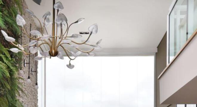 Decoração de sala de estar com pé direito duplo