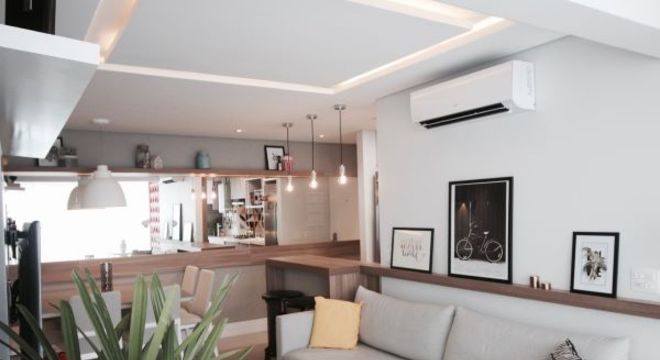 Decoração de sala de estar com tv e cores neutras