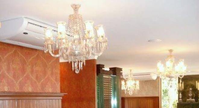Decoração de sala de jantar com mesa de jantar com tampo de vidro
